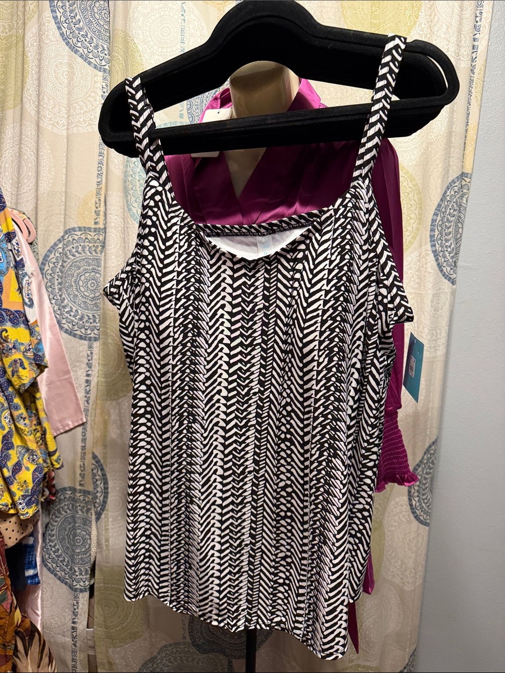 Women’s Black & White Patterned Sleeveless Swimsuit Top